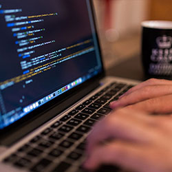 布伦森和训练场对视那一下太怪，这事到底谁说了算越扒越有